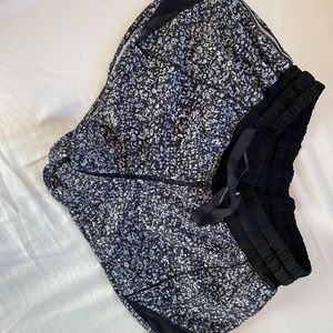 LULU LEMON HOTTY HOT SHORT size 6